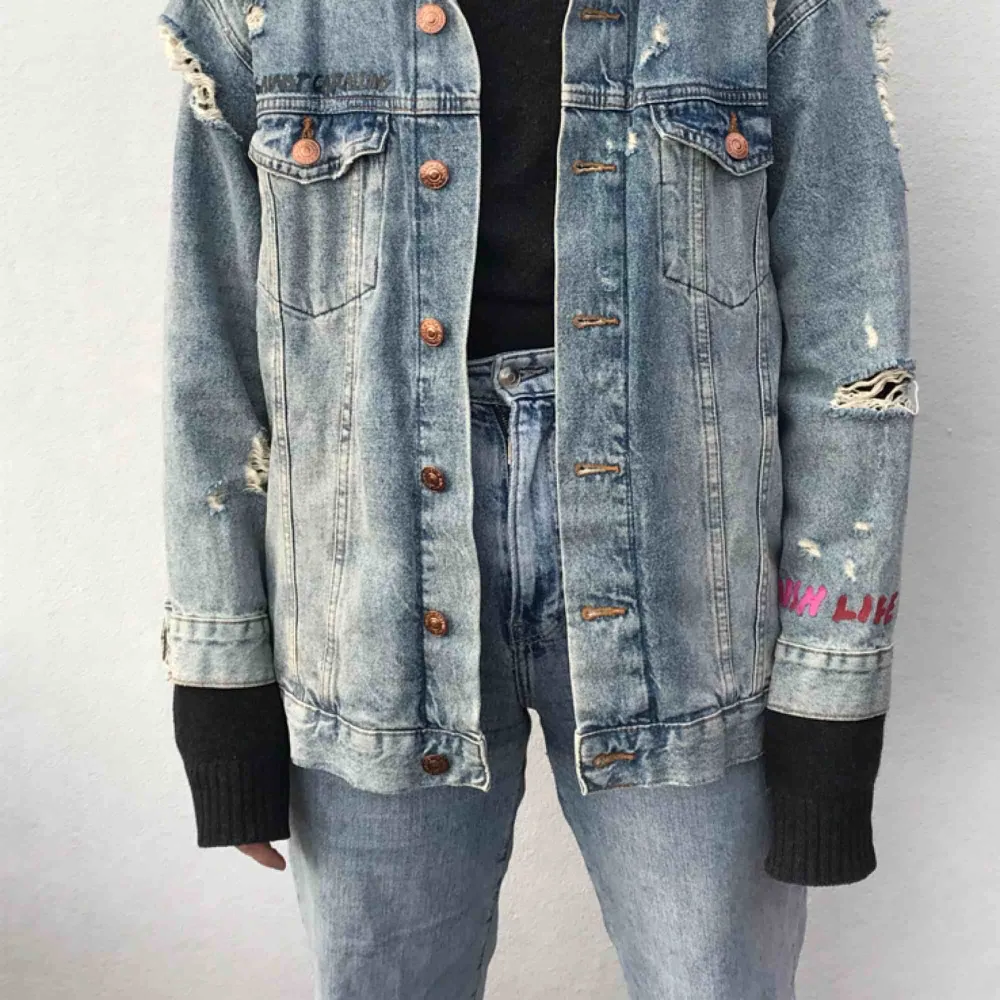 Oversized jeansjacka med slitningar och tryck från Zara Larssons kollektion med hm. Orginalpris: 600:- Möts upp i Stockholm eller skickar! . Jackor.