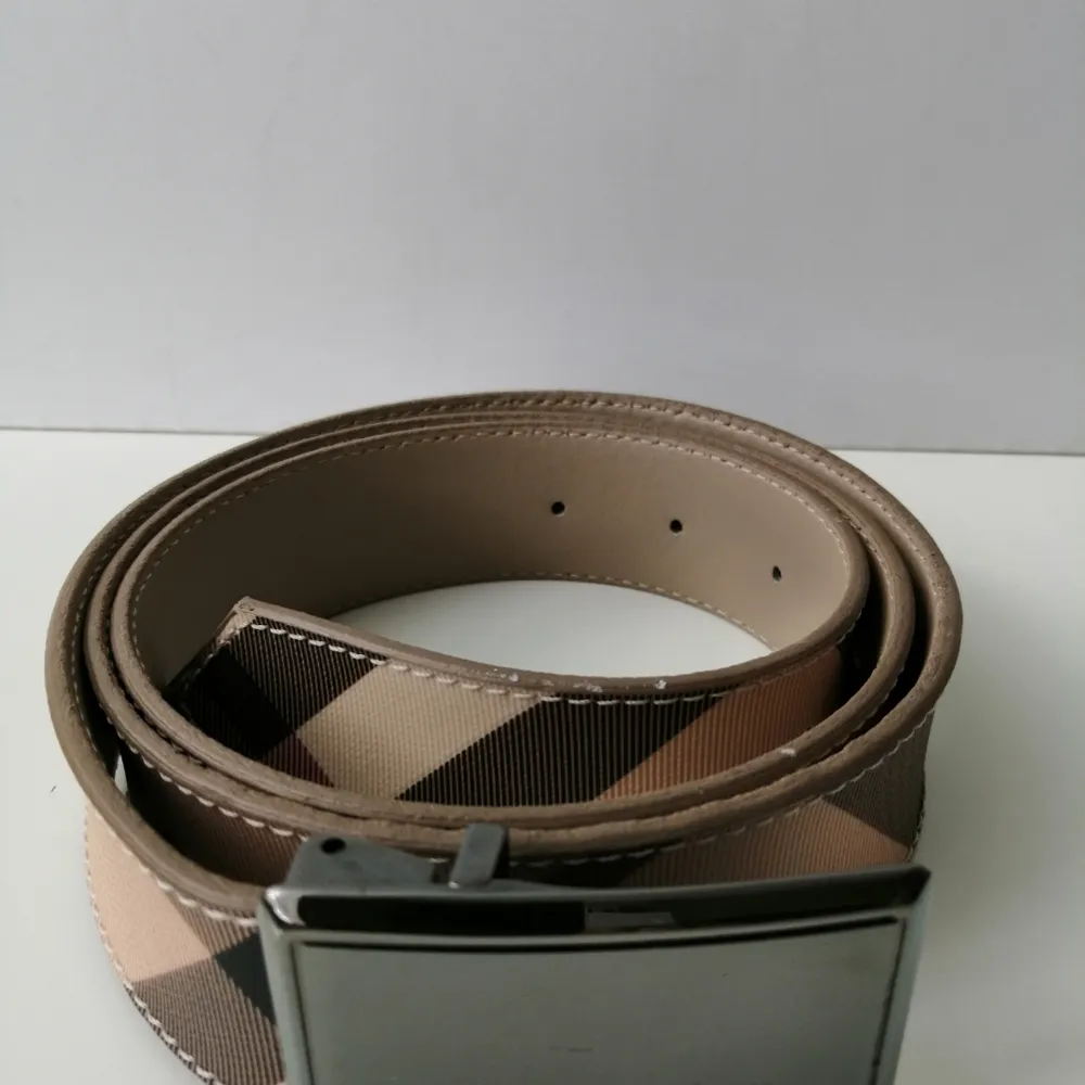 Burberry  belt, excellent condition, authentic,                size: 100cm, write me for more info and pics. Accessoarer.