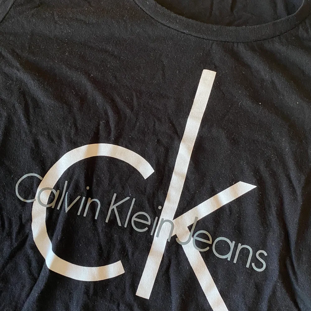 Calvin Klein t-shirt i storlek S. Knappt använd! Köparen står för frakten :). T-shirts.
