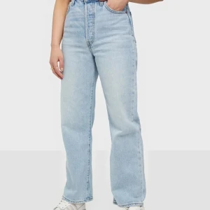 Levis ribcage straight - Populär modell av Levis som är högmidjad och har mycket god kvalite som håller sin form. Säljer då de inte passar mig längre... de är i mycket gott skick!👌🏽 