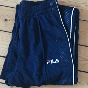 Fila vida byxor - Knappt använda äkta fila vida byxor. De är originellt köpta från A-Found i storlek XS 💓 frakt tillkommer