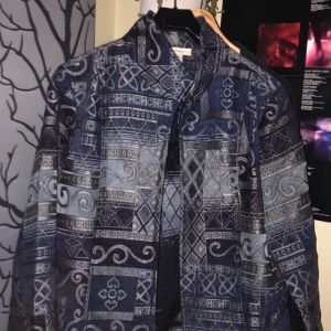 vintage mönstrad tygjacka - Stadigt material, häftiga mönster. Märkt som en L men passar S/XS skulle jag säga.