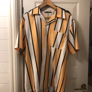 Skjorta Zaful  - Skjorta köpt på Zaful och använd ett fåtal gånger! Säljes då den blivit för stor. 