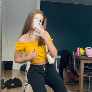 Jättesöt top - Jättegullig gul top som man både kan ha of shoulder och som jag har på andra bilden💗 