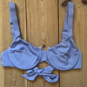 Bikinitopp lavendelfärgad S-M shein - En lavendelfärgad bikinitopp från shein, aldrig använd. Nyskick. Knyter i ryggen. Säljer för 40 kr + frakt