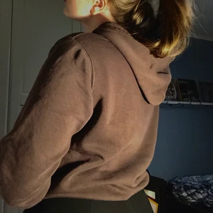 Brun hoodie - Jättefin brun hoodie i jättebra kvalitet från estate clothing. Storlek S herr, men passar mer som en M. Den har en färgfläck på ena ärmen, inget man tänker på men täcks lätt över genom att kavla upp ärmarna eller brodera nåt/patcha över. SAMFRAKTAR