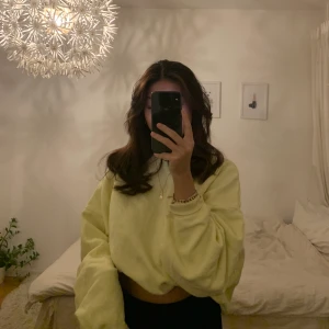 Neon färgad tröja - Säljer denna superfina neon färgad tröja från HM. Den är inte skrik neon färgad utan behaglig för ögonen. Den är perfekt på våren och har ett mjukt material inuti. Tröjan har inga defekter och är oversize 💞 Kan gå ner i pris vid snabb affär!!!!