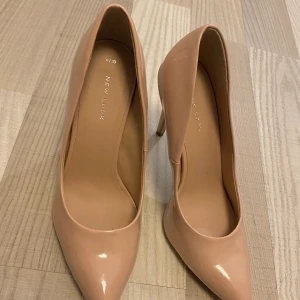 Nude klackar - Testade endast. Passar 37/38. Det står att de är storlek 39 på dem men de är definitivt små i storleken.