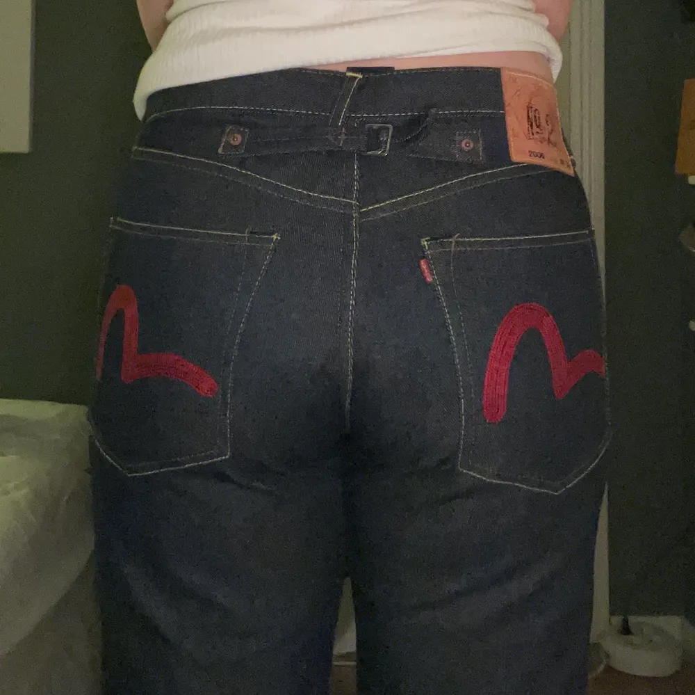 Säljer dessa supersnygga evisu jeans, endast prövade inomhus! Mörblåttjeansmaterial med röda detaljer på bakfickorna. Säljer dem pga att dem inte satt som jag ville:(🥰 buda från 400kr😃 det är strl 34x34, men skulle säga att dem sitter som ett par 33 i midjan😛. Jeans & Byxor.