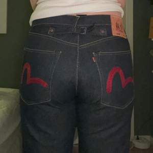 Säljer dessa supersnygga evisu jeans, endast prövade inomhus! Mörblåttjeansmaterial med röda detaljer på bakfickorna. Säljer dem pga att dem inte satt som jag ville:(🥰 buda från 400kr😃 det är strl 34x34, men skulle säga att dem sitter som ett par 33 i midjan😛