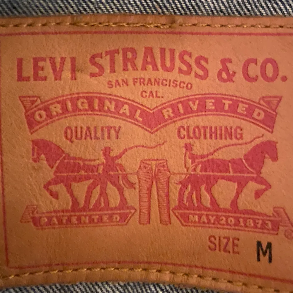 Säljer min mörkablåa Levi’s jeansjacka. Den är storlek M men ser bra ut på mindre storlekar också då den ger en oversized look. Den är knappt använd och har inga flaws. . Jackor.