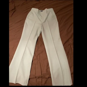 Zara byxa  - Helt nya byxor från Zara, aldrig använd och prislapp finns kvar. Tyvärr hann jag inte lämna tillbaka byxan innan ångerfristen löpte ut, hade nämligen glömt kvar kartongen under sängen. Köpt för 399kr men jag säljer den för halva priset. Hör av dig om du har några frågor!✨Köpare står för frakt! 