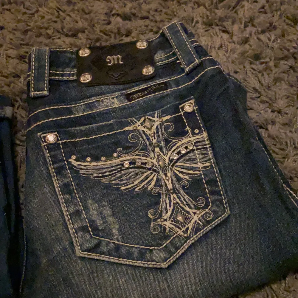 Säljer dessa två super snygga jeans! Bik bok jeansen är andvända ett fåtal gånger då dom var för korta, säljer miss me jeansen för dom var förstora så dom är okså andvända ett få tal gånger bik bok jeansen säljer jag för 50 kr + frakt och miss me jeansen för 200 + frakt. Jeans & Byxor.