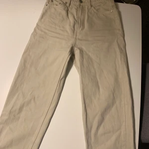 Beiga weekday jeans  - Nästan oanvända jeans från weekday med liite lösare passform än ” vanligt ” i strl 34💗 köpare står för frakt