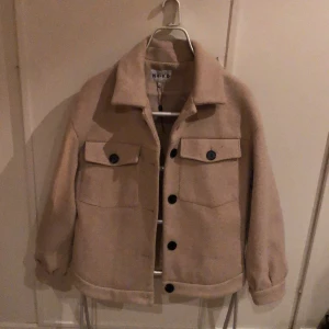 Beige jacka - Storlek 36. En beige skjortliknande jacka från Nakd, som jag använt som höst/vår jacka. Endast använd ett fåtal gånger då den inte är min stil riktigt, därav säljer jag den. Den är därmed fortfarande i nyskick. Ordinarie pris ca 600kr.  Skickar bild på paketet innan det skickas iväg såklart! 💕