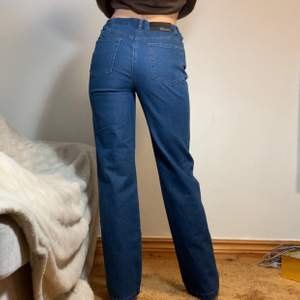 Jättenajs mörkblåa jeans med fin passform! Perfekt längd och storlek för mig som har 28-29/36-38 i midja och är 1.70cm lång! 