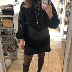 Mönstrad kjol  - Svart kjol med mockaimitation och skinn. Knäpps med dragkedja i ryggen🤩