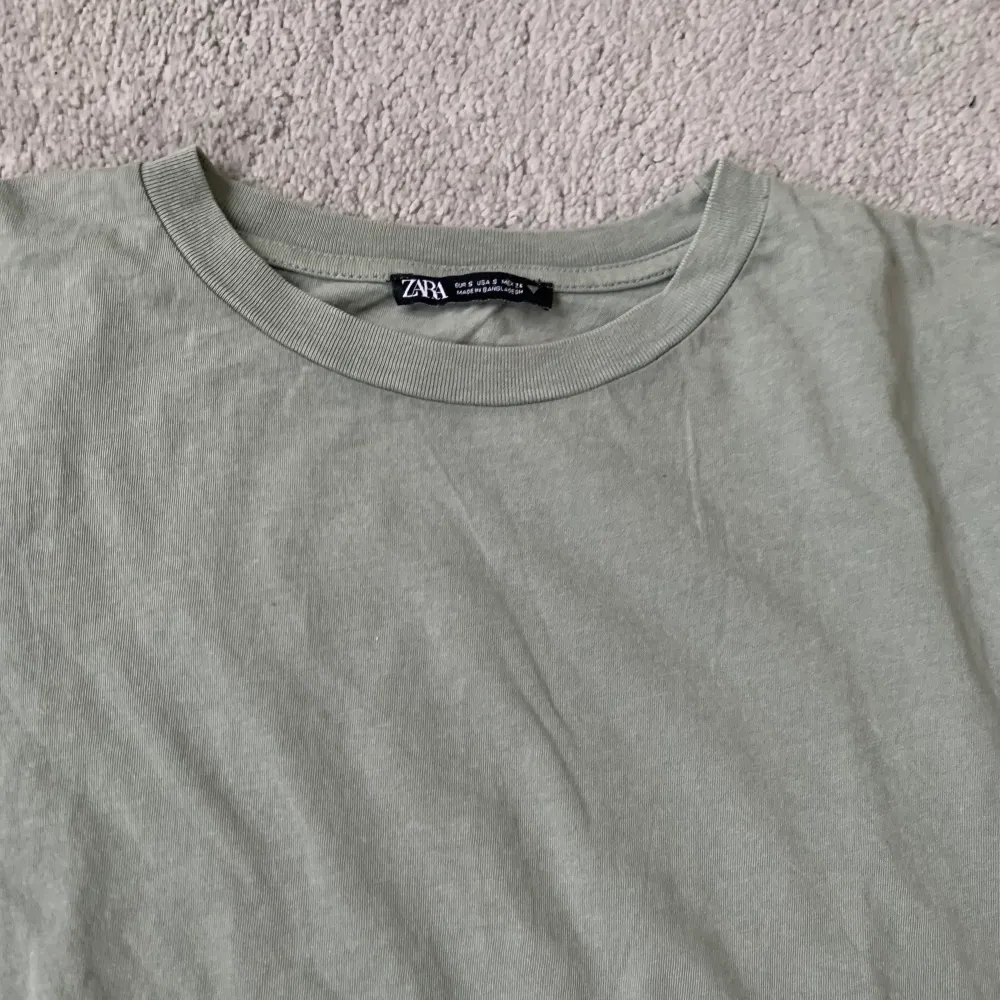 Enfärgad basic t-shirt från Zara, fin färg                                                         Köparen står för frakten . T-shirts.
