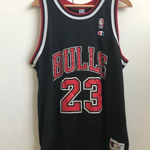 Champion Chicago bulls jersey -  Chicago Bulls jersey 23. Köparen står även för frakt🤍🖤❤️