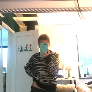Stickad zebramönstrad tröja - 🦓🦓