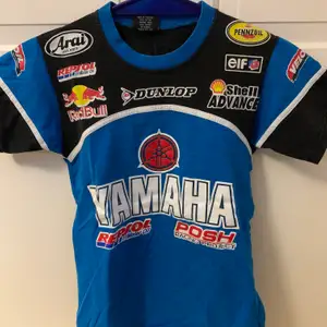 Riktigt fet Yamaha racing t-shirt köpt på second hand🤩 Har en del sprickor i trycken men det påverkar inte enligt mig. Står Size M men skulle mer säga att den är som en liten S eller en vanlig XS. 180kr inkl frakt✨