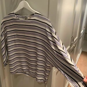 Sidenblus från Mayla stl 38 - Randig sidenblus från Mayla stl 38