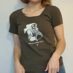 Screentryckt grön t-shirt - "I buy secondhand<3" t-shirt i grön nyans 💚🖤 egentryckt t-shirt I bra kvalitet!