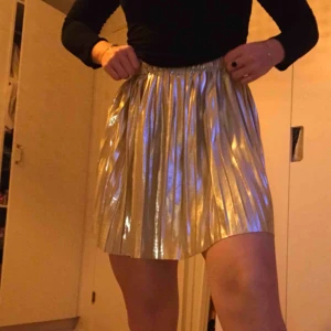  - Helt ny kjol från Zara med prislappar kvar. Den är plisserad och guldig. Är 165 cm för referens. Köparen står för frakten, men kan även mötas upp! 🤙🏽
