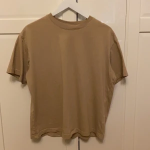 Brun t-shirt - Oversized brun t-shirt. Säljer pga att den aldrig kommer till användning! Har använts Max 2 gånger och sitter väldigt skönt lite oversized. 