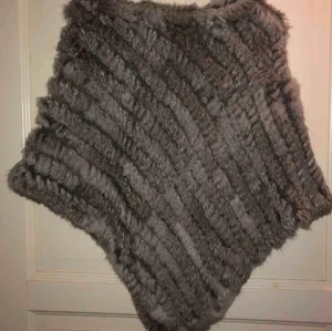 Pälsponcho - Äkta, nypris 799kr, grå