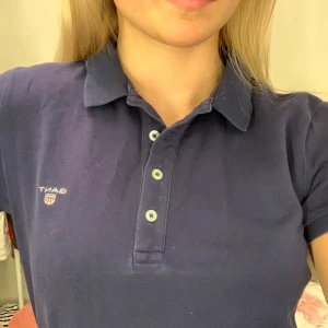 Gant piké  - Helt oanvänd gant piké som är marinblå. (Äkta)              Köparen står för frakten❣️                                                                Priset går att diskutera vid snabb affär😊