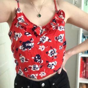 Blommig topp bikbok - Supersöt blommig topp som tyvärr bara används en gång då jag inte tycker att färgen passar mig:( köpt på bikbok💞