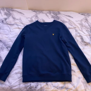 Lyle and scott Sweatshirt  - Marinblå sweatshirt från lyle and scott, fick i julklapp men inte min stil så aldrig använd🤎