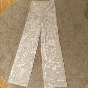 Vita sammetbyxor - Raka byxor i sammet.