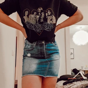 Jeanskjol - Najs jeanskjol som man kan anvönda till i storsett ALLT, använd några gånger men som ny 😋