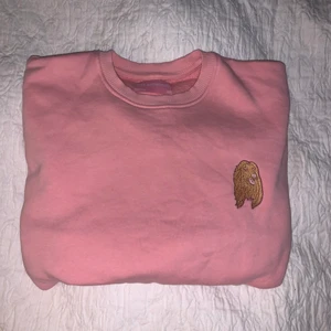 Rosa Collagetröja - En super fin och bekväm Collegetröja i färgen ljusrosa💗 Även med ett tryck på vänster bröst på en ljusbrun hund💓 supergullig. Köpt från secondhand, super bra skick! Kommer tyvärr inte till användning då jag har för många tröjor som liknar denna❣️