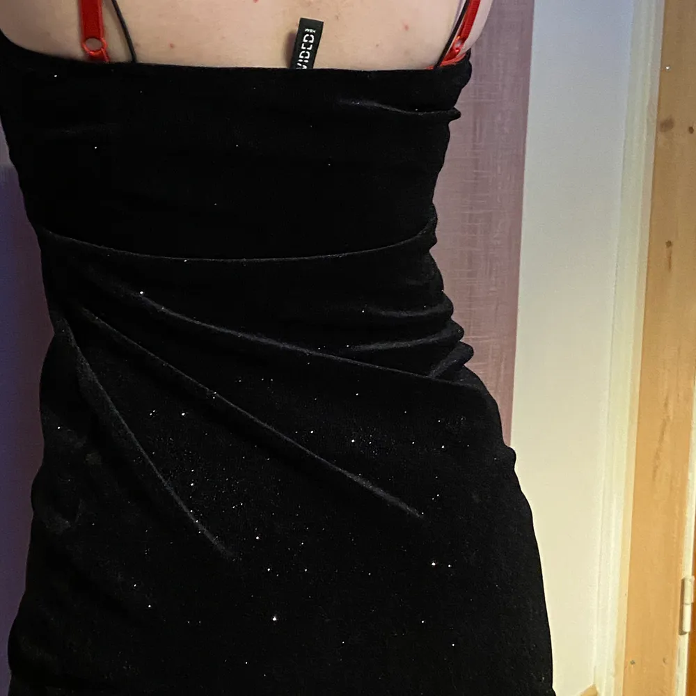 En svart glittrig klänning från HM med bar rygg, storlek S. pris 60kr +frakt. . Klänningar.