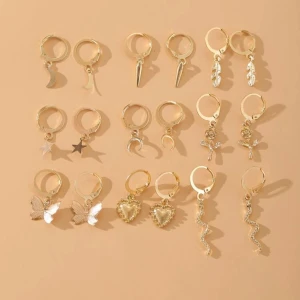 Örhängen  - Guldiga örhängen med olika motiv. 10kr/par men priset går att diskuteras vid köp av flera par! 