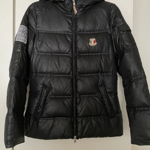 Marinblå Dolomite Dunjacka - Väldigt snygg och praktisk dunjacka från Dolomite! Perfekt allroundjacka i Sverige. Använd men i väldigt bra skick.