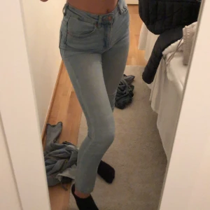 Ginatricot - Molly original  - Detta är ett år riktigt riktigt snygga jeans så synd att dom är för små för mig. högmidjade blåa jeans från ginatricot. Fin kropp i dom och har bra passform. Dom kostade 400 kr ordinarie. 