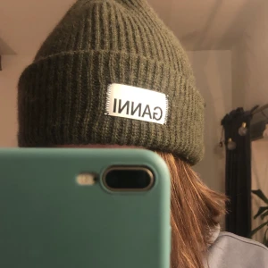 Ganni mössa - Ganni mössa i en skogsgrön färg. Inköpt förra vintern! Priset kan diskuteras. 