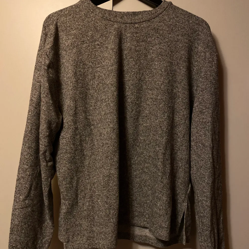 En grå och varmare tröja. Säljes för 30kr, frakt tillkommer. 💕✨. Tröjor & Koftor.
