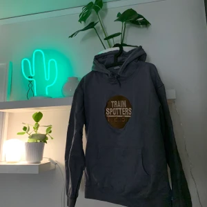 lila trainspotters hoodie - rare trainspotters 123 slutsåld på hemsidan. köptes för 800, säljes för 300kr+frakt eller högsta bud💫 passa på🍄 alla kläder tvättas och sprayas med washologi innan de skickas! (ser väldigt skrynklig ut men har tvättats efter fotot)