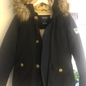 Helt ny Svea Dunjacka .  - Denna jacka är aldrig använd, 80% dun 20% fjäder. Varm och superfin smidig passform.