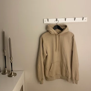 ”Hoodie i Beige” - En bekväm hoodie från H&M’s herravdelning i Beige. Lågt pris eftersom den är välanvänd. Frakt tillkommer 🤎