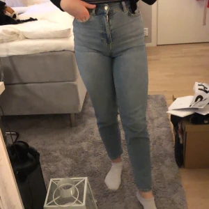 Comfy Mom Jeans Gina Tricot knappt använda - Storlek 32. Väldigt sköna och sitter väldigt bra men säljer för att de är för små för mig. Har knappt använt de då jag efter jag köpte dem märkte att dem var lite för tighta i midjan för mig vilket är synd för dem är väldigt sköna och snygga på. 