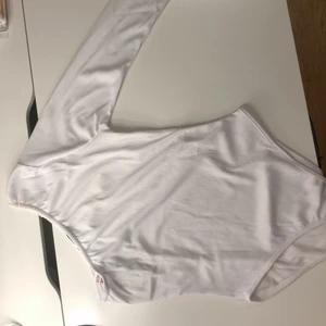 Body - Vit enärmad body från boohoo. Den va för stor för mig som är 160 så den skulle passa på någon som är längre. Storlek 38 och prislappen är kvar. Säljer den för 40kr+frakt
