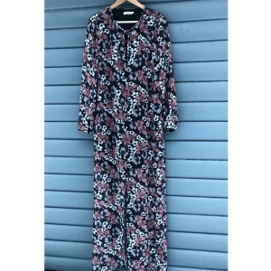 J.Lindeberg blommig långklänning st.36  - J. Lindeberg finaste svart blommig långklänning. Storlek 36 Nyskick Svart foder Öppna framsida på 73cm Längd: 148cm Material: polyester  *RÖKFRI OCH DJURFRI HEM*