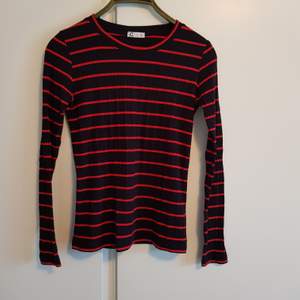 Långärmad tröja med mörkblå och röda ränder i storlek XS. Använd men i bra skick. Köparen betalar frakten! 🎏