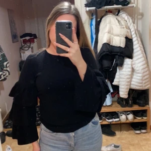 Tröja - Storlek S, passar även xs, använd 2-3 gånger har även fluffiga ärmar. 